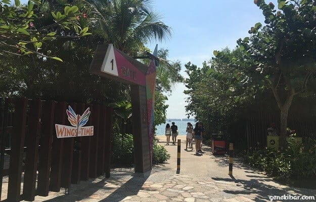 シロソビーチ入り口