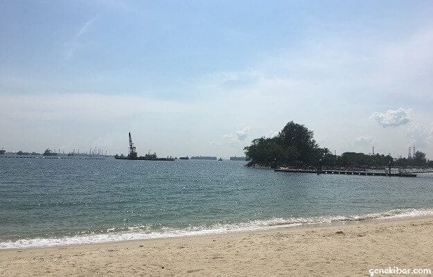 シロソビーチ沖のタンカー、大型船