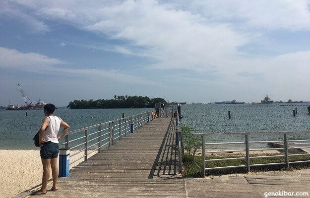 シロソビーチと船