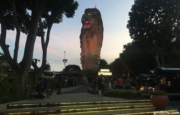 オレンジ色にライトアップされたマーライオン