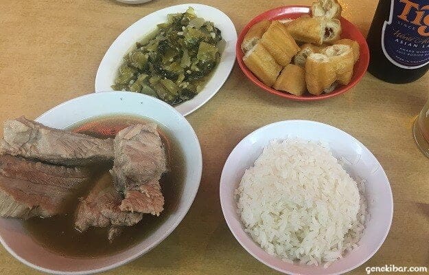 ファウンダーバクテー、ライス、青菜、揚げパン