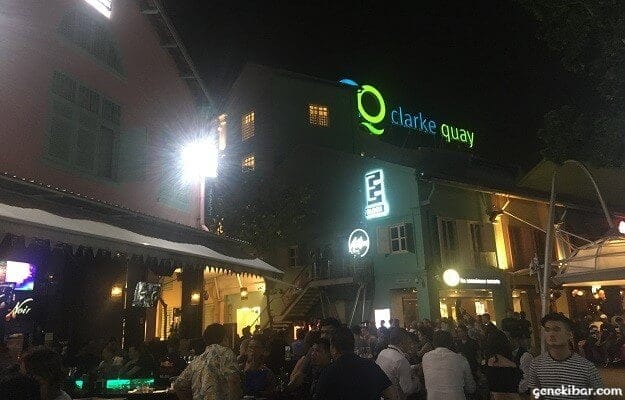 深夜のクラークキーに集まる人だかり