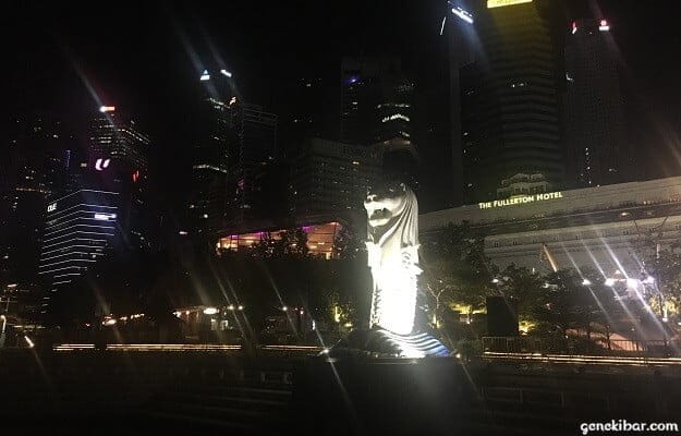 マリーナ湾側から見たマーライオン