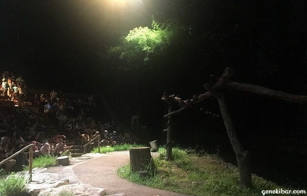 クリーチャーオブザナイトショーの劇場