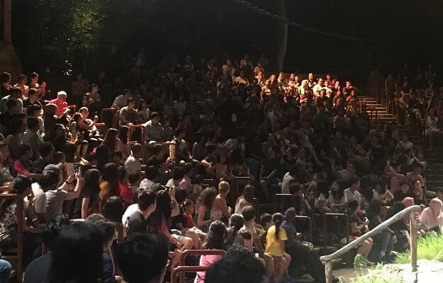 ビントロングの登場で沸く観客