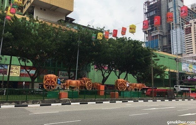 チャイナタウン駅前の大通り
