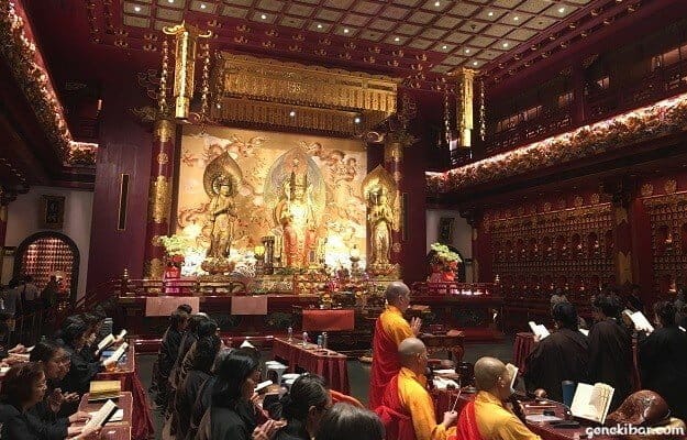 佛牙寺龍華院の百龍寳殿の中