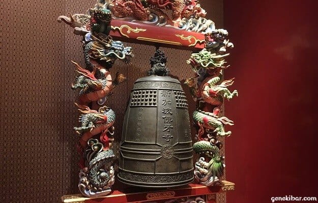 佛牙寺の鐘と龍の彫刻