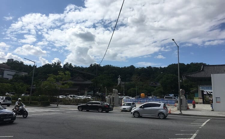ソウルの道路から見えた大仏