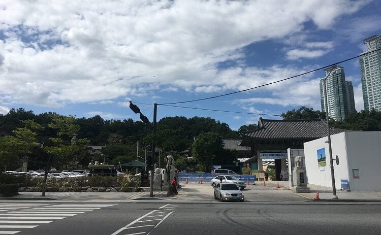 韓国ソウルの寺院（奉恩寺）前の道路