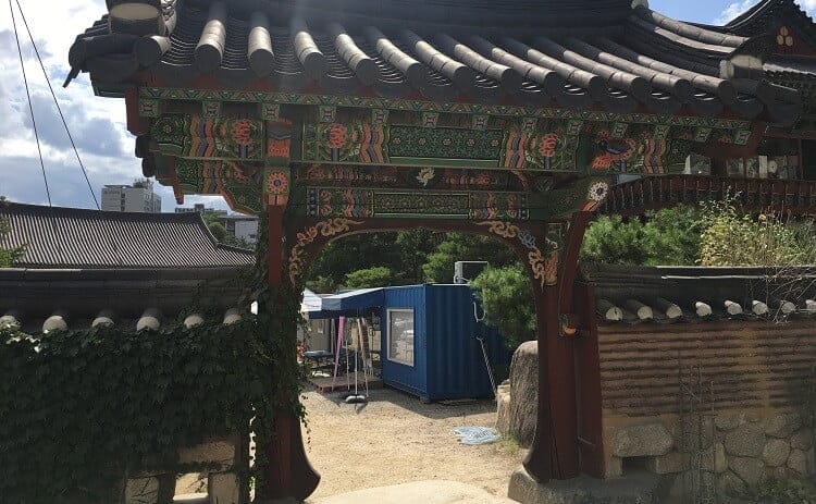 プレハブ小屋のようなもの