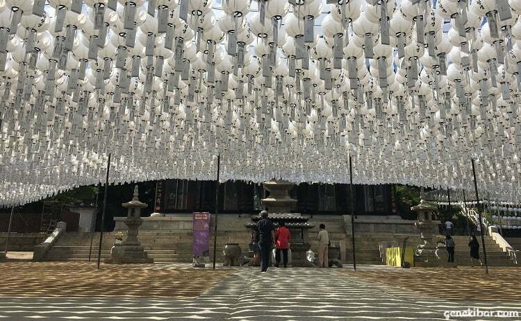 風鈴のようなものと地面にできた影