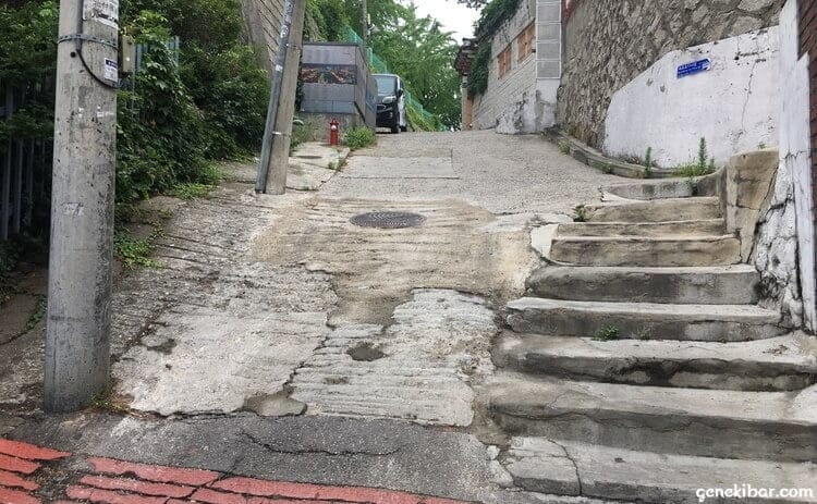 北村韓屋村の歩きにくい道