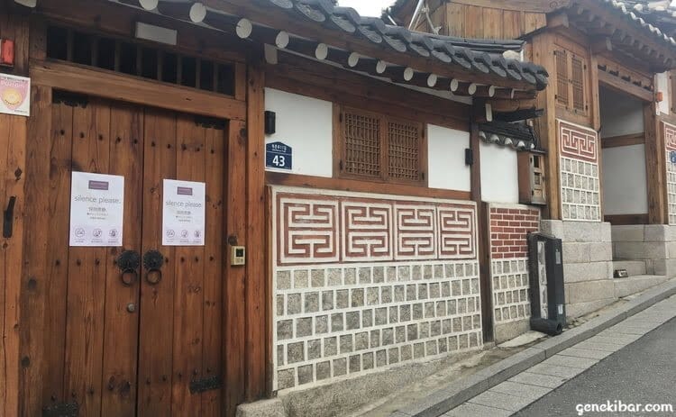 北村韓屋村の扉に貼られた注意書き