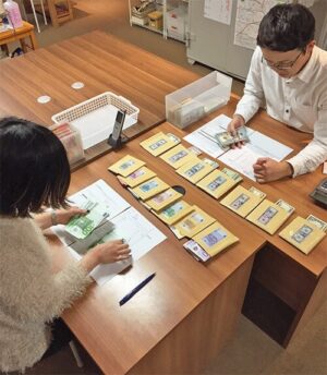 外貨両替ドルユーロの紙幣チェックの様子